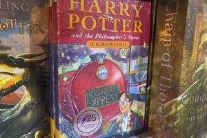 Prvo izdanje izdanje romana o čarobnjaku Hariju Poteru, kupljeno...