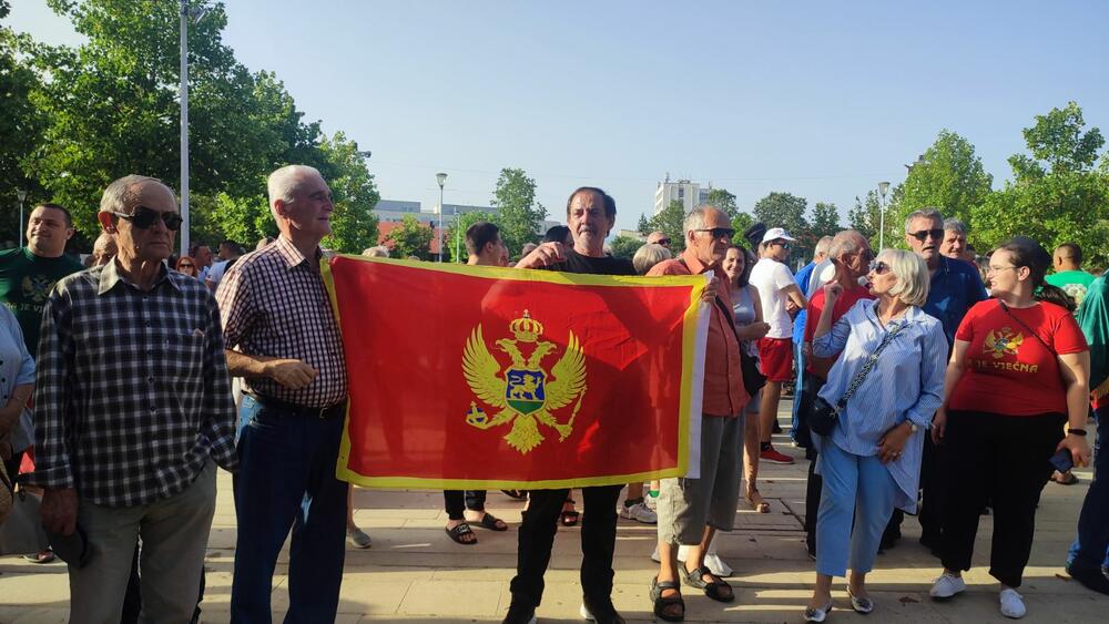 <p>Grupa građana na nikšićkom Trgu slobode organizovala proslavu 13. jula</p>