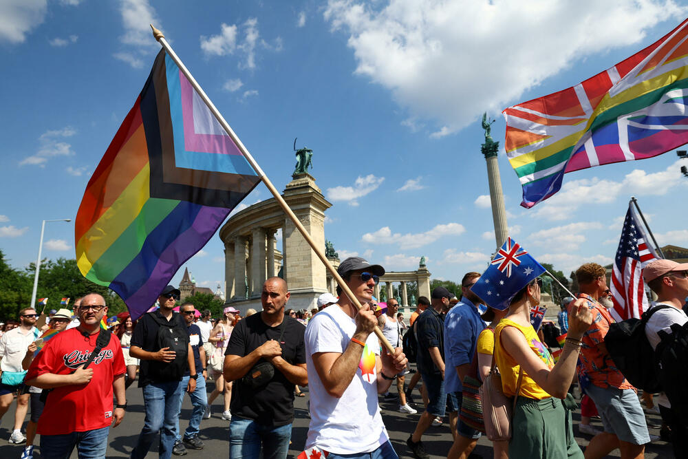 <p>Učesnici su mahali zastavama duginih boja i plesali dok su šetali centrom mađarske prijestonice</p>