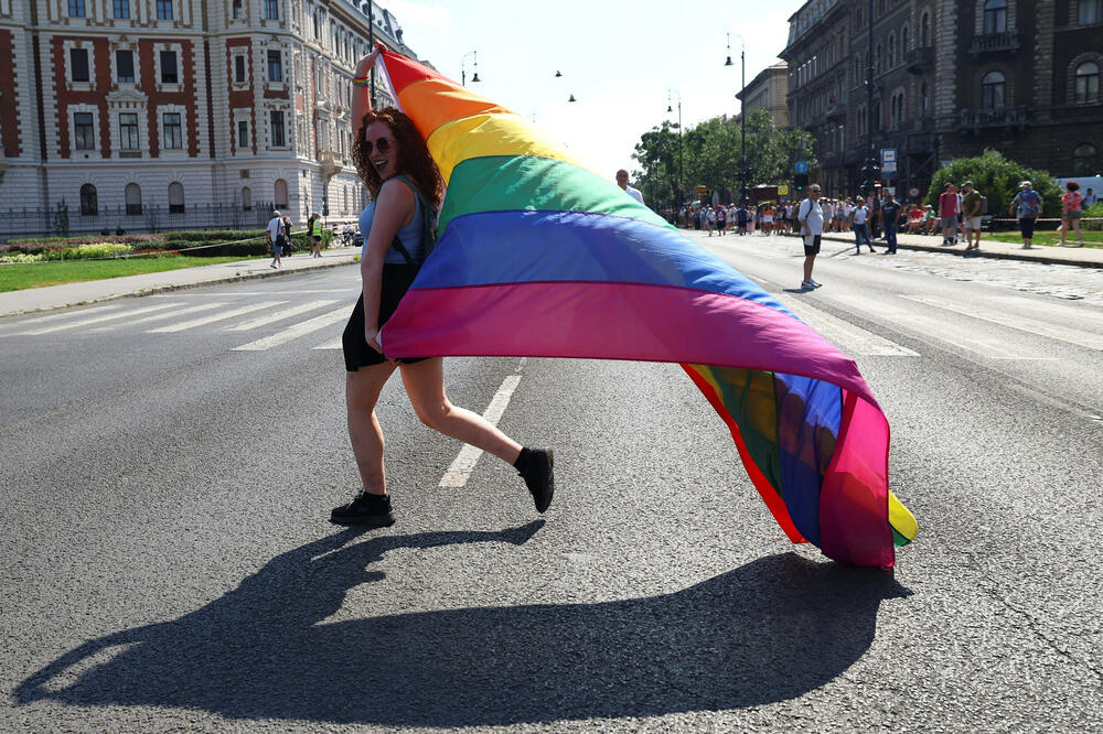 <p>Učesnici su mahali zastavama duginih boja i plesali dok su šetali centrom mađarske prijestonice</p>