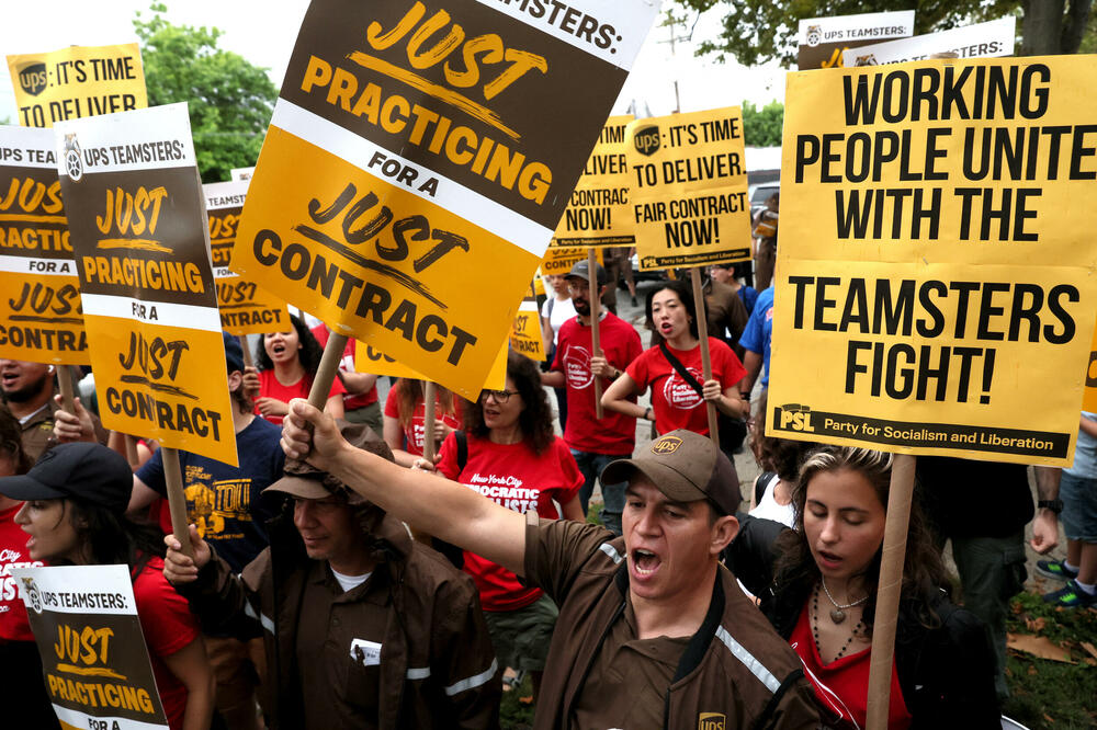 Radnici UPS-a, koji su članovi Sindikata timstera, učestvuju uoči predstojećeg mogućeg štrajka, Foto: Shutterstock