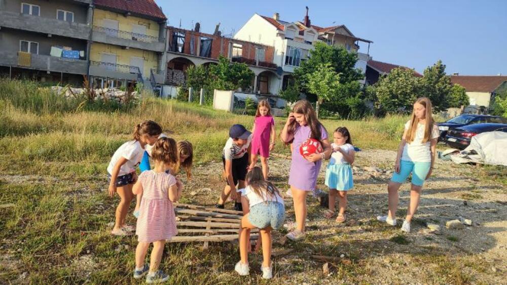 <p>Stanari zgrada u nikšićkom Rudom polju traže od vlasti uređen poligon za djecu umjesto neuređene livade - nekadašnje deponije, i ističu da imaju najviše mališana u gradu pod Trebjesom...</p>