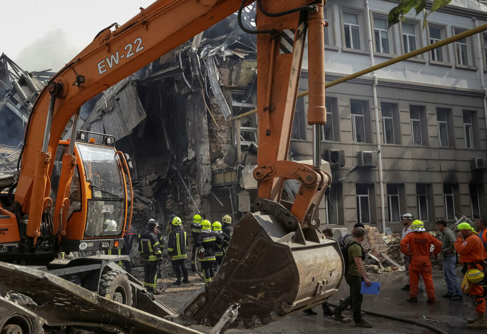 <p>Najmanje 27 civila povrijeđeno je u vazdušnim napadima na luke, u kojima su oštećene zgrade i kineski konzulat u gradu Odesi</p>