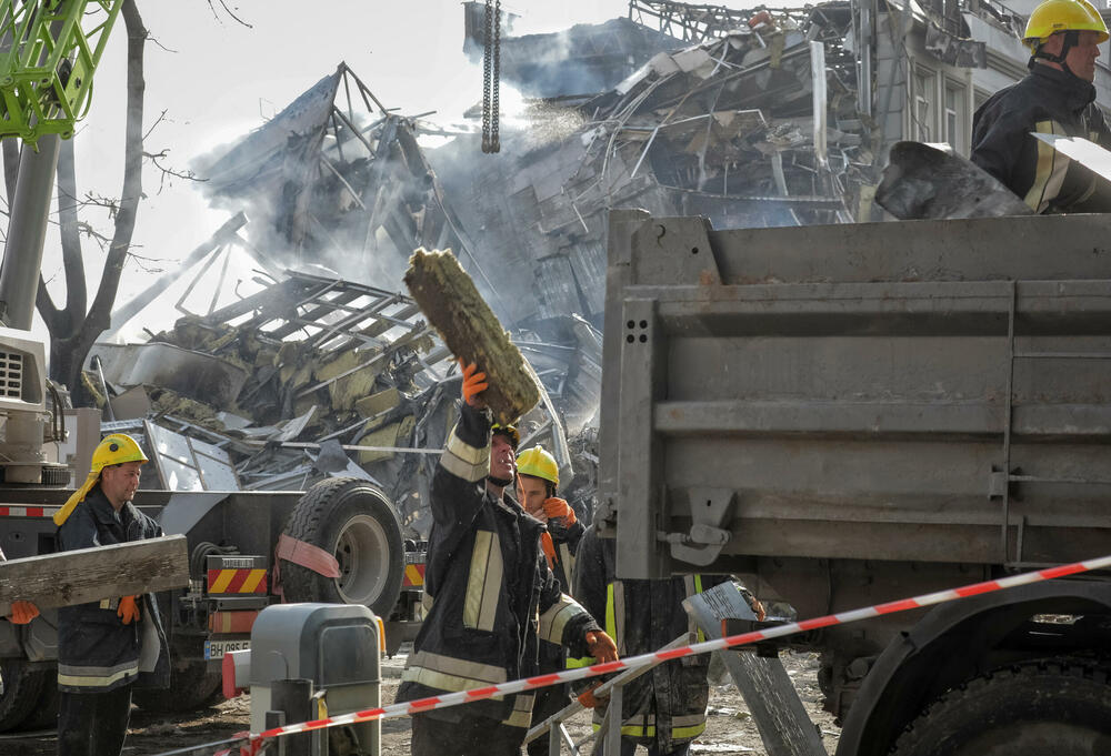 <p>Najmanje 27 civila povrijeđeno je u vazdušnim napadima na luke, u kojima su oštećene zgrade i kineski konzulat u gradu Odesi</p>