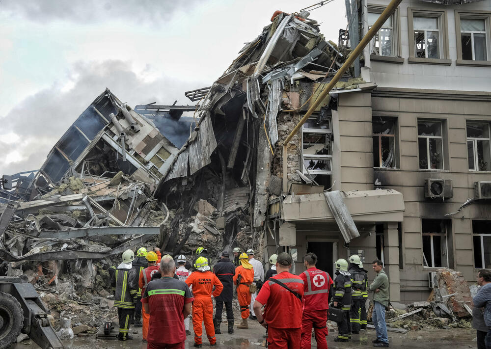 <p>Najmanje 27 civila povrijeđeno je u vazdušnim napadima na luke, u kojima su oštećene zgrade i kineski konzulat u gradu Odesi</p>