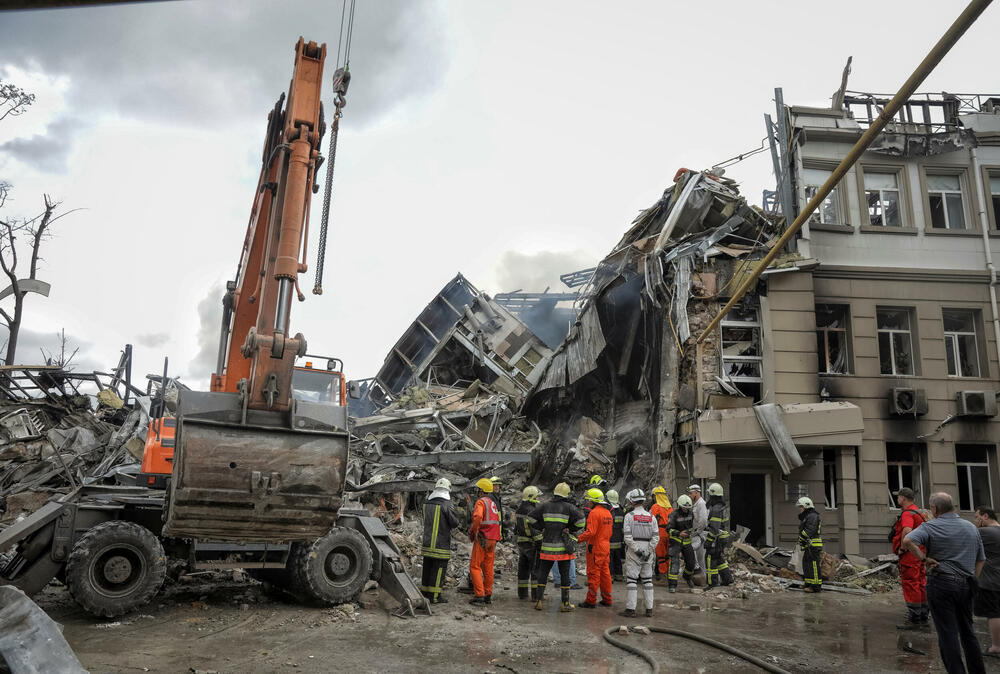 <p>Najmanje 27 civila povrijeđeno je u vazdušnim napadima na luke, u kojima su oštećene zgrade i kineski konzulat u gradu Odesi</p>