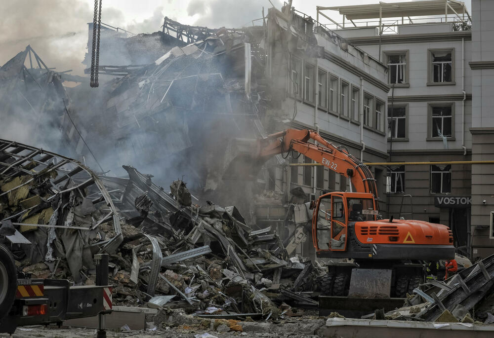 <p>Najmanje 27 civila povrijeđeno je u vazdušnim napadima na luke, u kojima su oštećene zgrade i kineski konzulat u gradu Odesi</p>