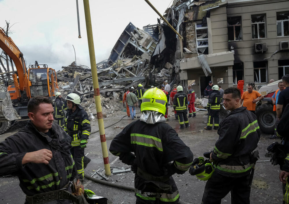 <p>Najmanje 27 civila povrijeđeno je u vazdušnim napadima na luke, u kojima su oštećene zgrade i kineski konzulat u gradu Odesi</p>