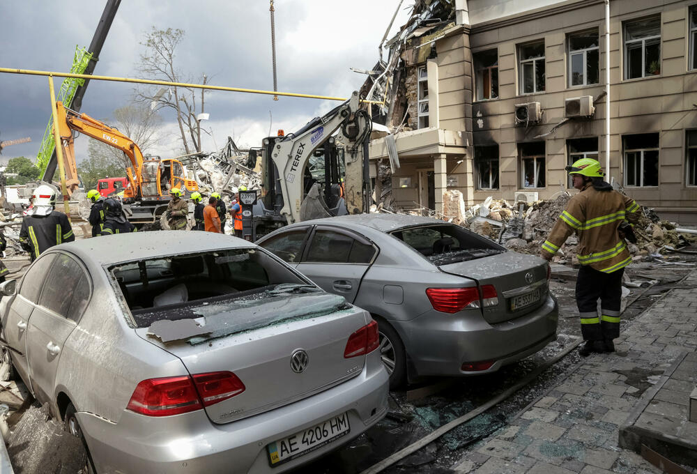 <p>Najmanje 27 civila povrijeđeno je u vazdušnim napadima na luke, u kojima su oštećene zgrade i kineski konzulat u gradu Odesi</p>