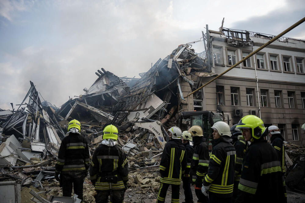 <p>Najmanje 27 civila povrijeđeno je u vazdušnim napadima na luke, u kojima su oštećene zgrade i kineski konzulat u gradu Odesi</p>