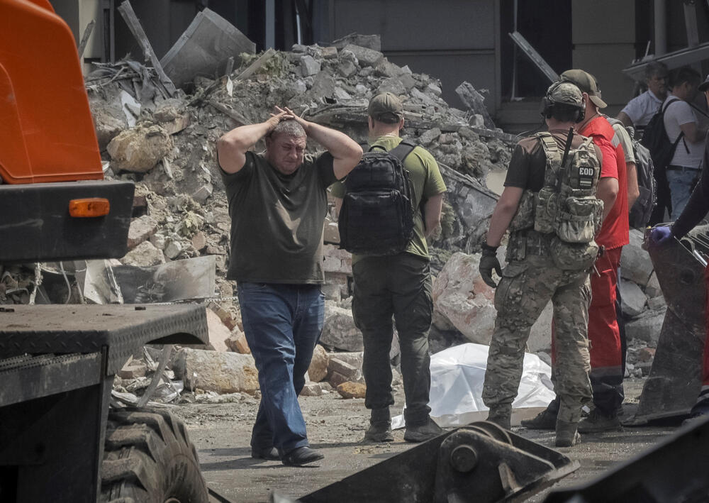 <p>Najmanje 27 civila povrijeđeno je u vazdušnim napadima na luke, u kojima su oštećene zgrade i kineski konzulat u gradu Odesi</p>