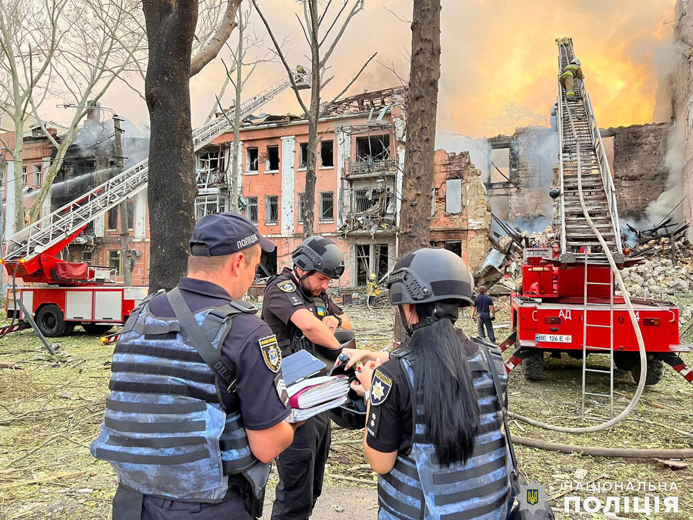 <p>Najmanje 27 civila povrijeđeno je u vazdušnim napadima na luke, u kojima su oštećene zgrade i kineski konzulat u gradu Odesi</p>