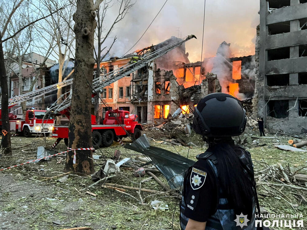 <p>Najmanje 27 civila povrijeđeno je u vazdušnim napadima na luke, u kojima su oštećene zgrade i kineski konzulat u gradu Odesi</p>