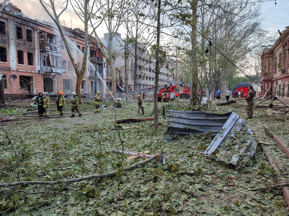 <p>Najmanje 27 civila povrijeđeno je u vazdušnim napadima na luke, u kojima su oštećene zgrade i kineski konzulat u gradu Odesi</p>