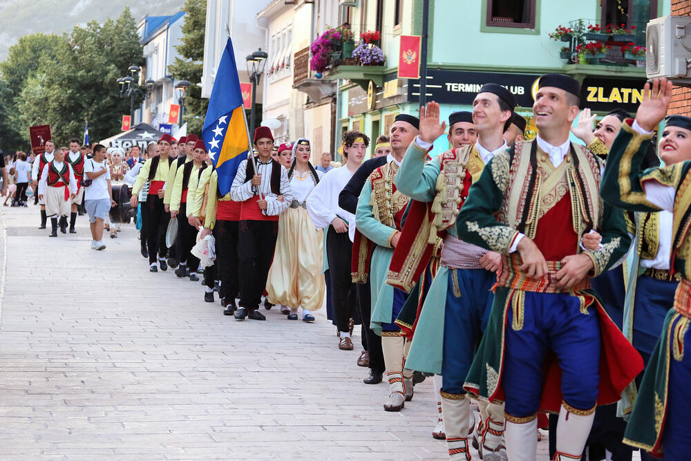 <p>"Očuvanjem tradicije, kulturnog nasljeđa i bogatih tradicionalnih folklornih igara zemalja učesnica kao dijela nematerijalne kulturne baštine ovom kulturno-umjetničkom manifestacijom promovišu ono prepoznatljivo u svakom narodu", kazala je Vujačić</p>