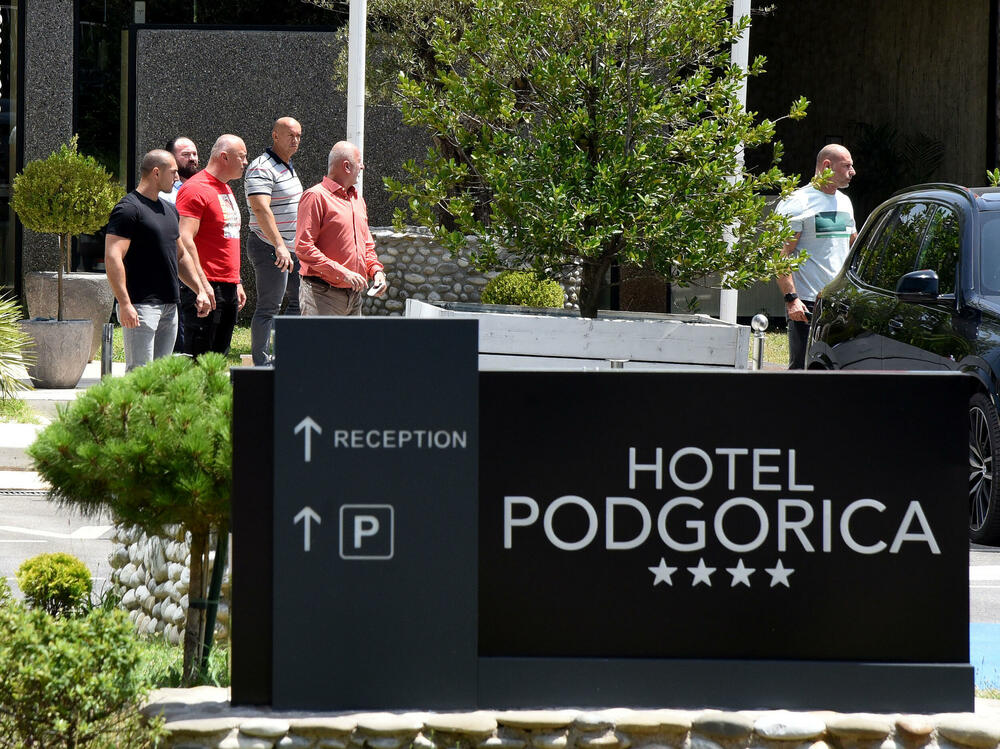 <p>Uprava policije ponovo ćuti o privatnim automobilima koje je koristio policijski tim Petra Lazovića, a koji je bio pod patronatom njegovog oca Zorana. Protiv-teroristička jedinica upala u hotel “Podgorica” i privremeno oduzela šest vozila koja se povezuju s vlasnikom “Bemaksa” Rankom Ubovićem, provjeravaju da li ih je koristila policija</p>