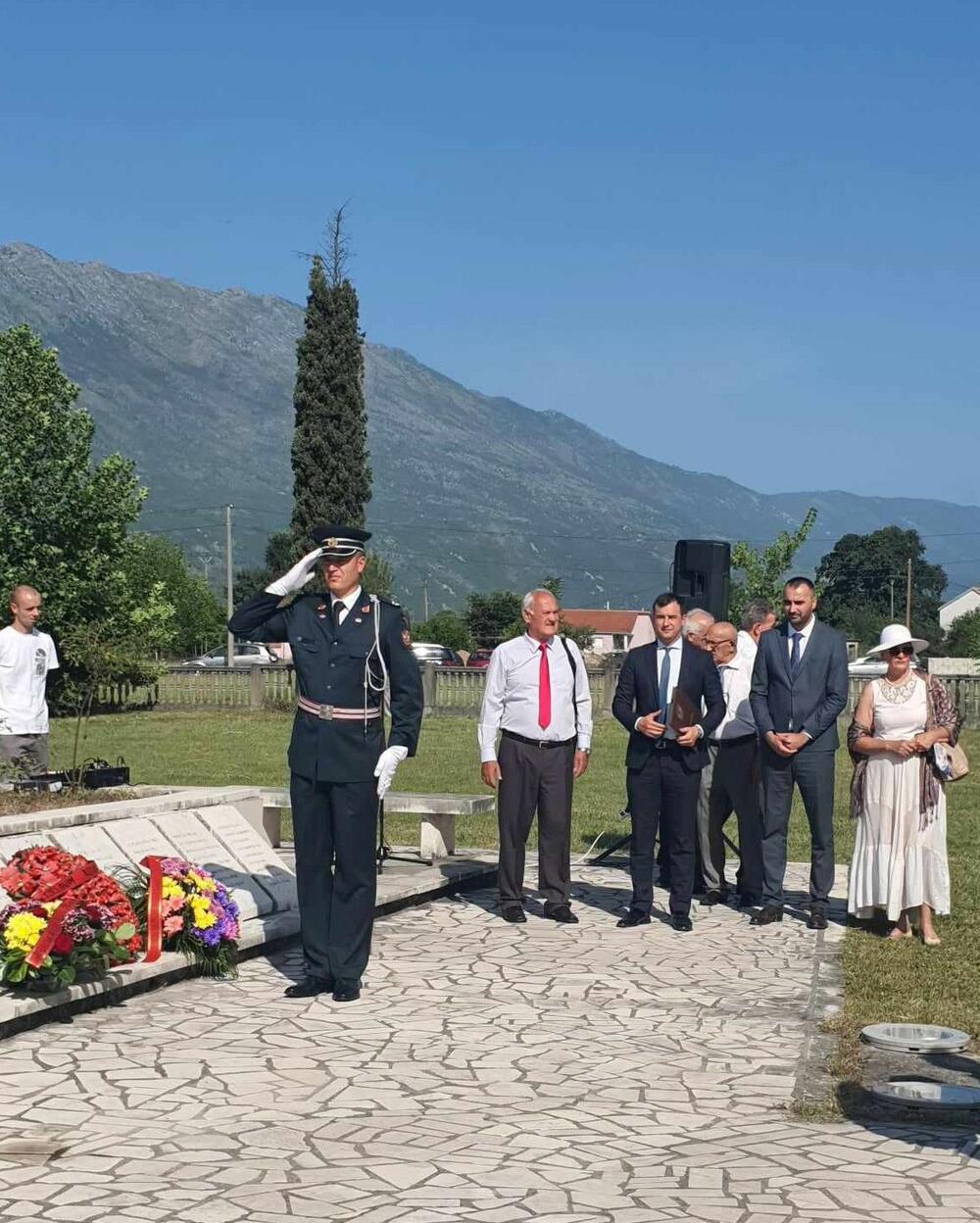 <p>"Njima pripada slava i nezaborav, a svima nama, a posebno mladim generacijama ostaje trajna obaveza da čuvamo njihova časna djela."</p>