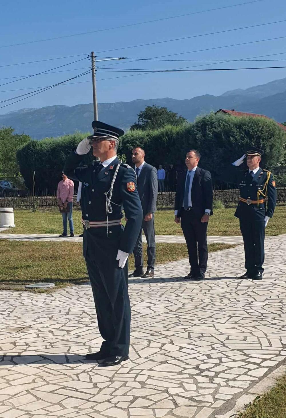 <p>"Njima pripada slava i nezaborav, a svima nama, a posebno mladim generacijama ostaje trajna obaveza da čuvamo njihova časna djela."</p>