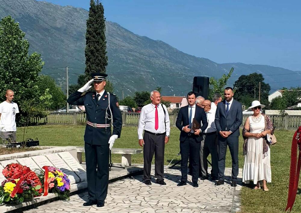 <p>"Njima pripada slava i nezaborav, a svima nama, a posebno mladim generacijama ostaje trajna obaveza da čuvamo njihova časna djela."</p>