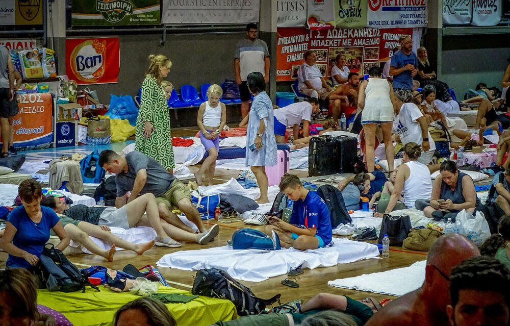 <p>Oko 19.000 ljudi je premješteno iz domova i hotela tokom prethodne noći</p>