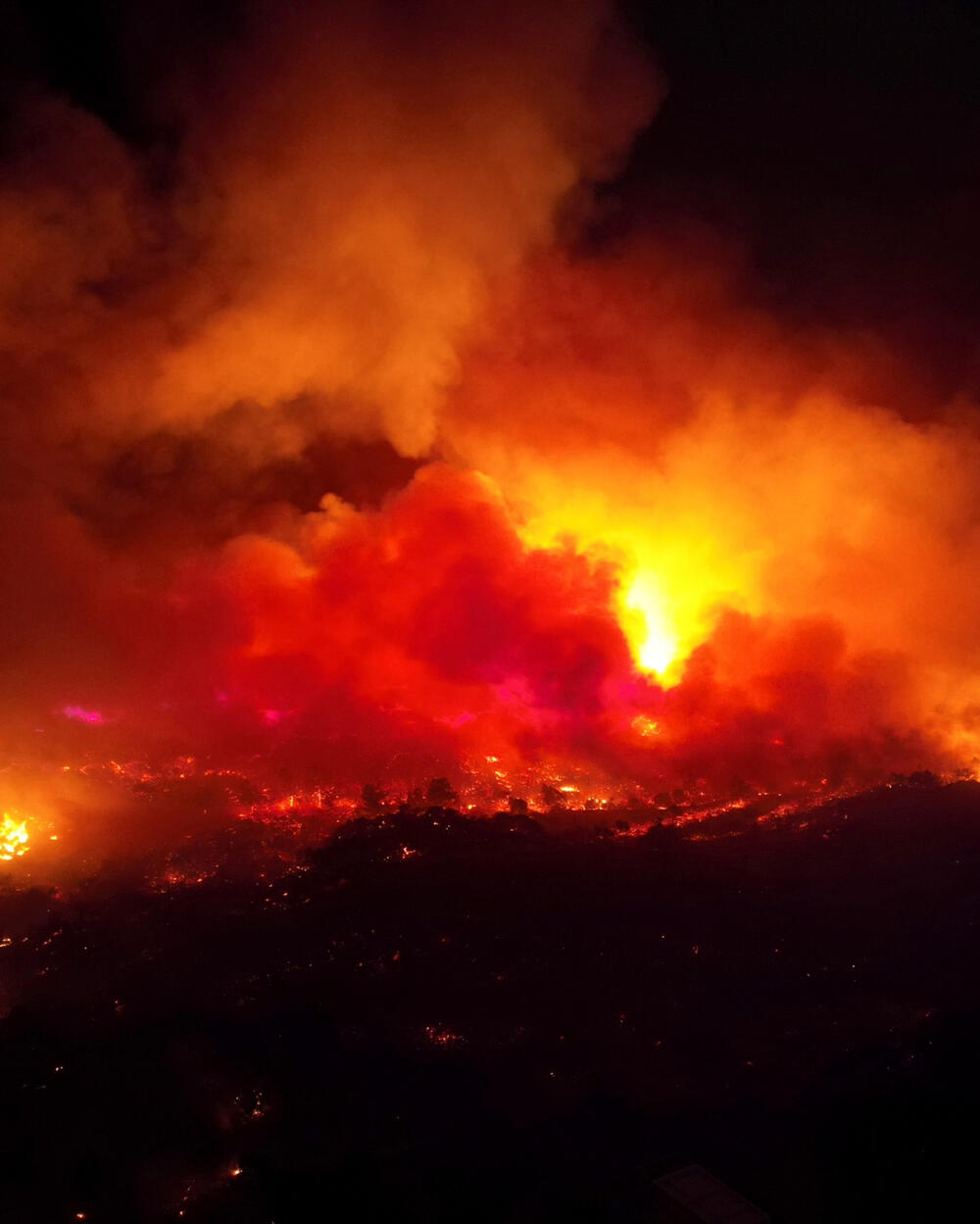 <p>Oko 19.000 ljudi je premješteno iz domova i hotela tokom prethodne noći</p>