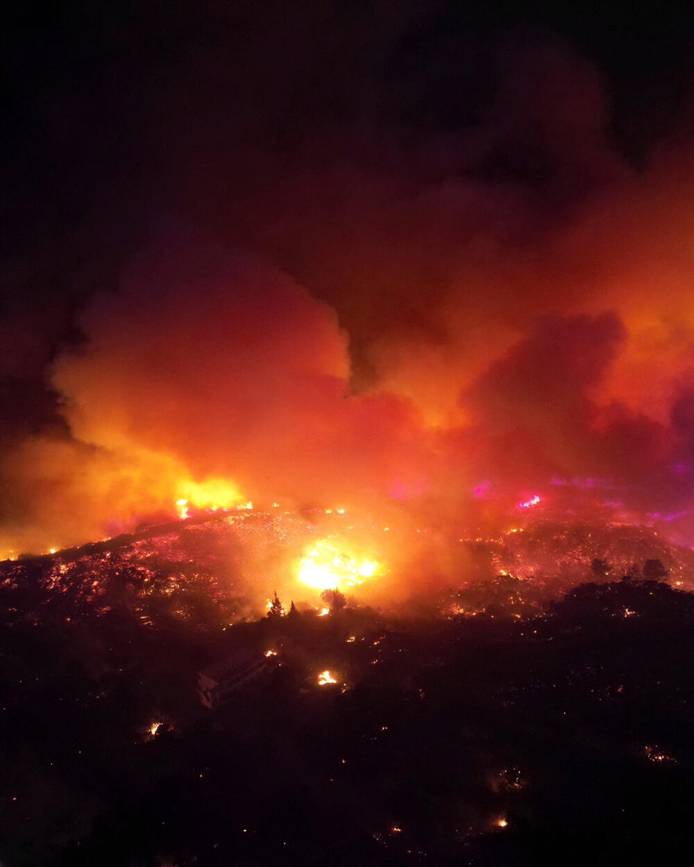 <p>Oko 19.000 ljudi je premješteno iz domova i hotela tokom prethodne noći</p>