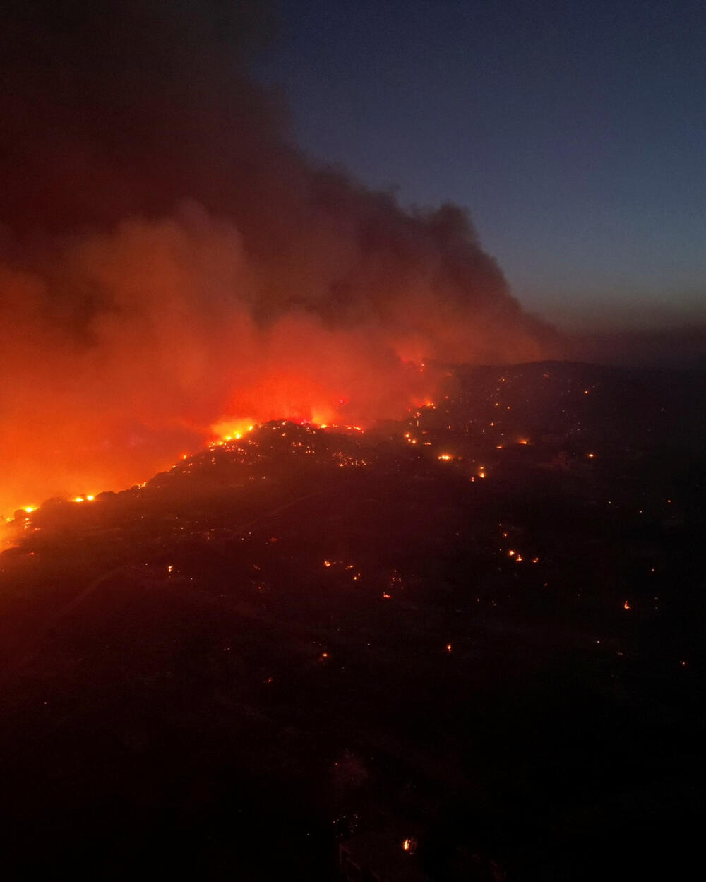 <p>Oko 19.000 ljudi je premješteno iz domova i hotela tokom prethodne noći</p>