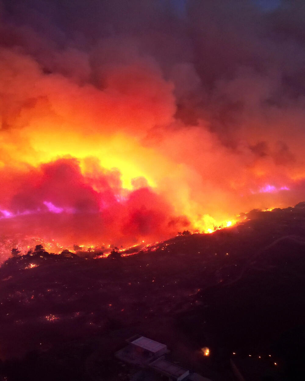 <p>Oko 19.000 ljudi je premješteno iz domova i hotela tokom prethodne noći</p>