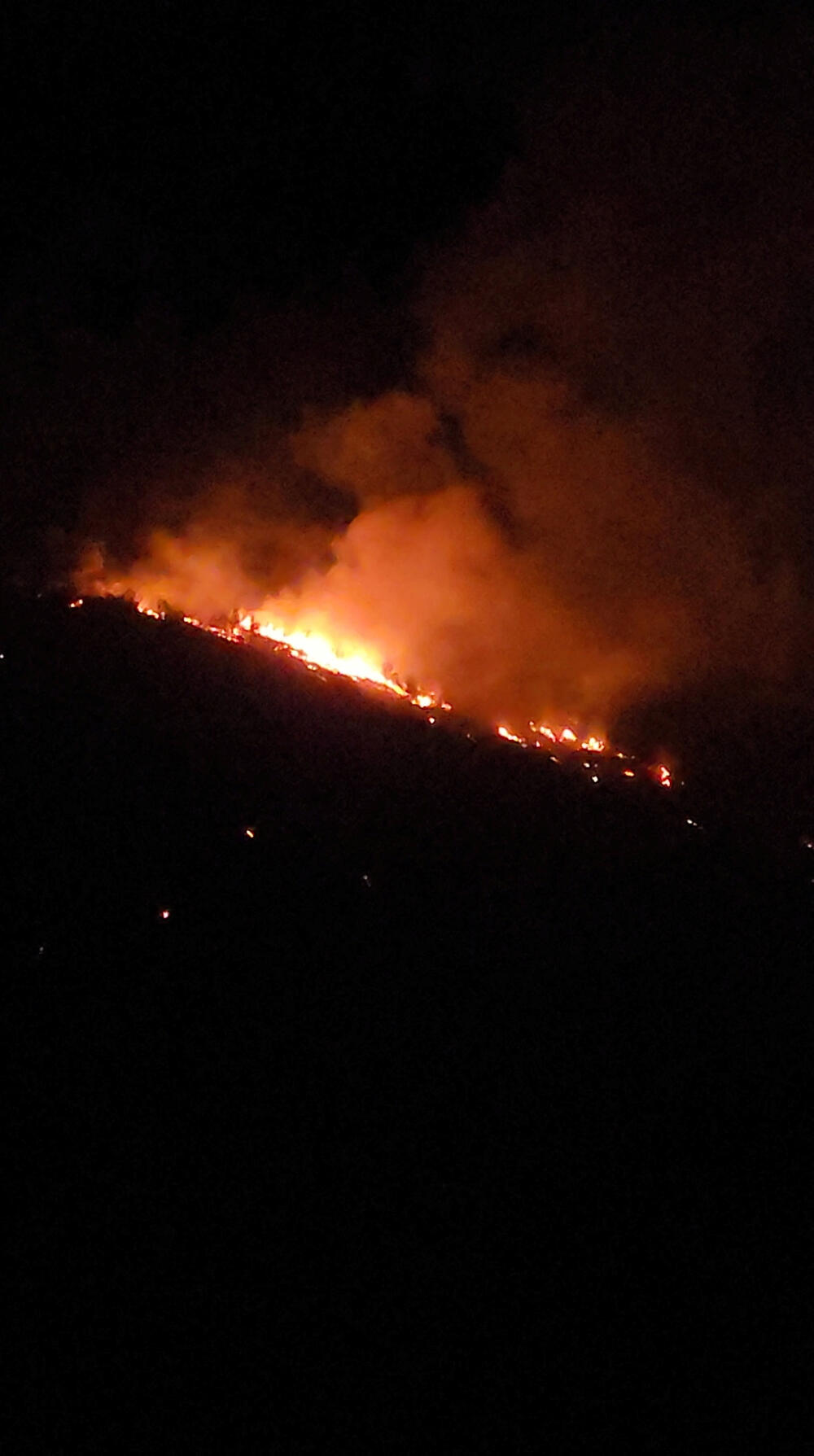 <p>Oko 19.000 ljudi je premješteno iz domova i hotela tokom prethodne noći</p>