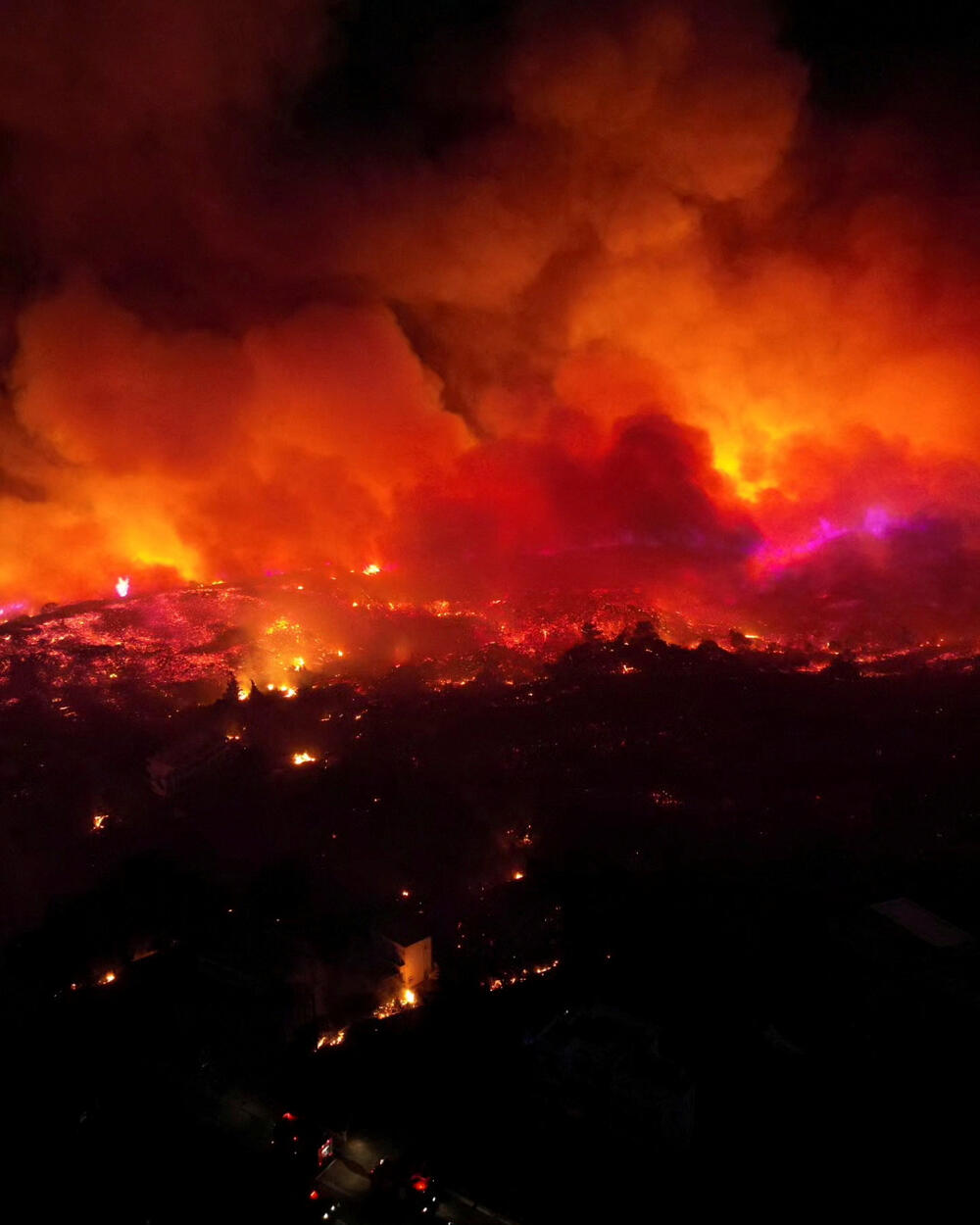 <p>Oko 19.000 ljudi je premješteno iz domova i hotela tokom prethodne noći</p>