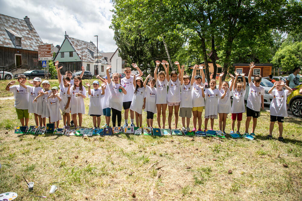 <p><em>Na Žabljaku je održana slikarsko-ekološka radionica „Slikarske smartić zOne za ekološke šampiOne“, u okviru koje je učestvovalo više od 20 mališana koji su svoja razmišljanja o ekologiji prenijeli na platno, a najbolji među njima osvojili su nagrade.</em></p>