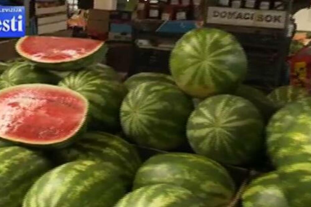 Bez obzira na cijenu ,lubenici crnogorske proizvodnje, kupci na podgoričkoj zelenoj pijaci ne mogu da odole, Foto: TV Vijesti