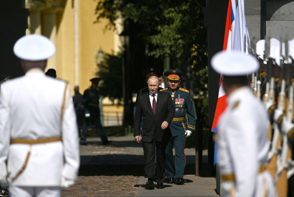 <p>U paradi je učestvovalo 45 brodova i podmornica i oko 3.000 pripadnika mornarice</p>