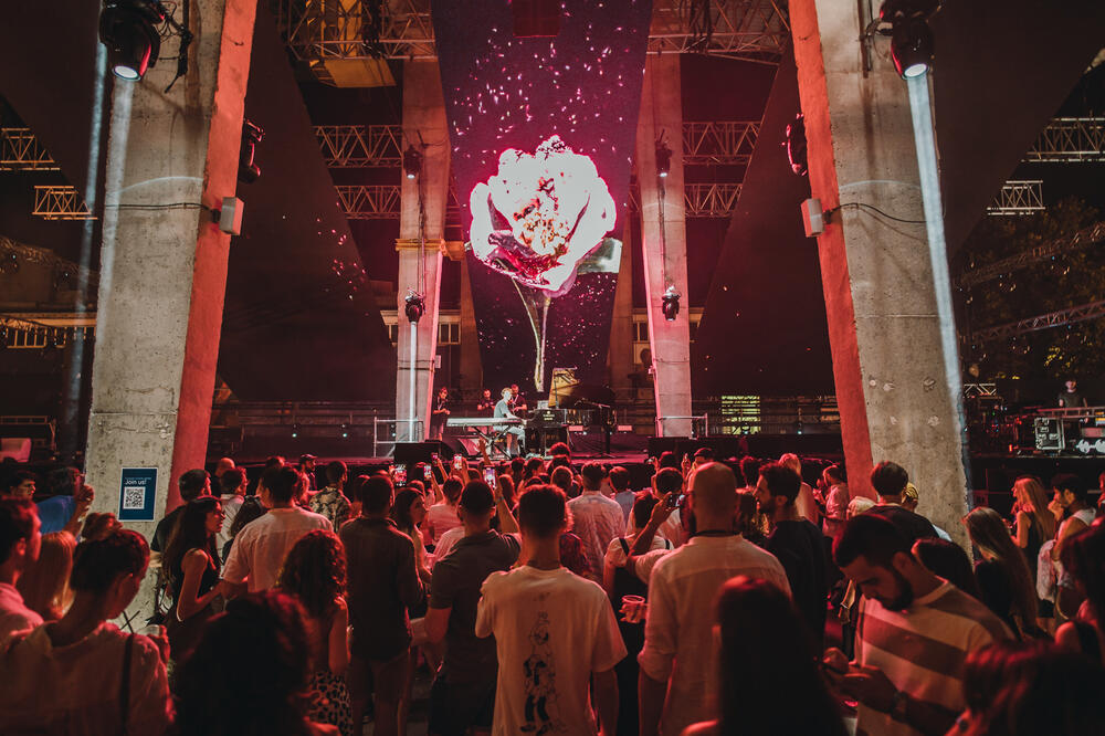 <p>Čuveni bend Morčiba nastupio je druge večeri Rubix festivala i zajedno sa vjernim fanovima kreirao spektakularnu atmosferu punu emocije, plesa, ljubavi i radosti</p>