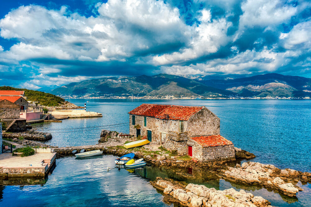 <p><em>Kroz istoriju ovog malog grada postoji više mišljenja o značenju imena Tivat. Ista ukazuju na to da je Tivat dobio ime po Ilirskoj kraljici, Hrišćanskim svecima ili jednostavno da je to keltska riječ koja znači grad.</em></p>