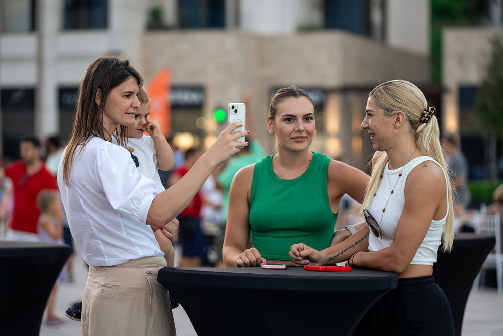 <p>"Sve do sada održane ceremonije svečanog otvaranja bile su vezane za stadione, a u Parizu će biti upriličeno krstarenje Senom i svi olimpijski komiteti imaće priliku da prezentuju svoje države u prisustvu između 500 i 600 hiljada ljudi, koji će uživo pratiti taj događaj"</p>