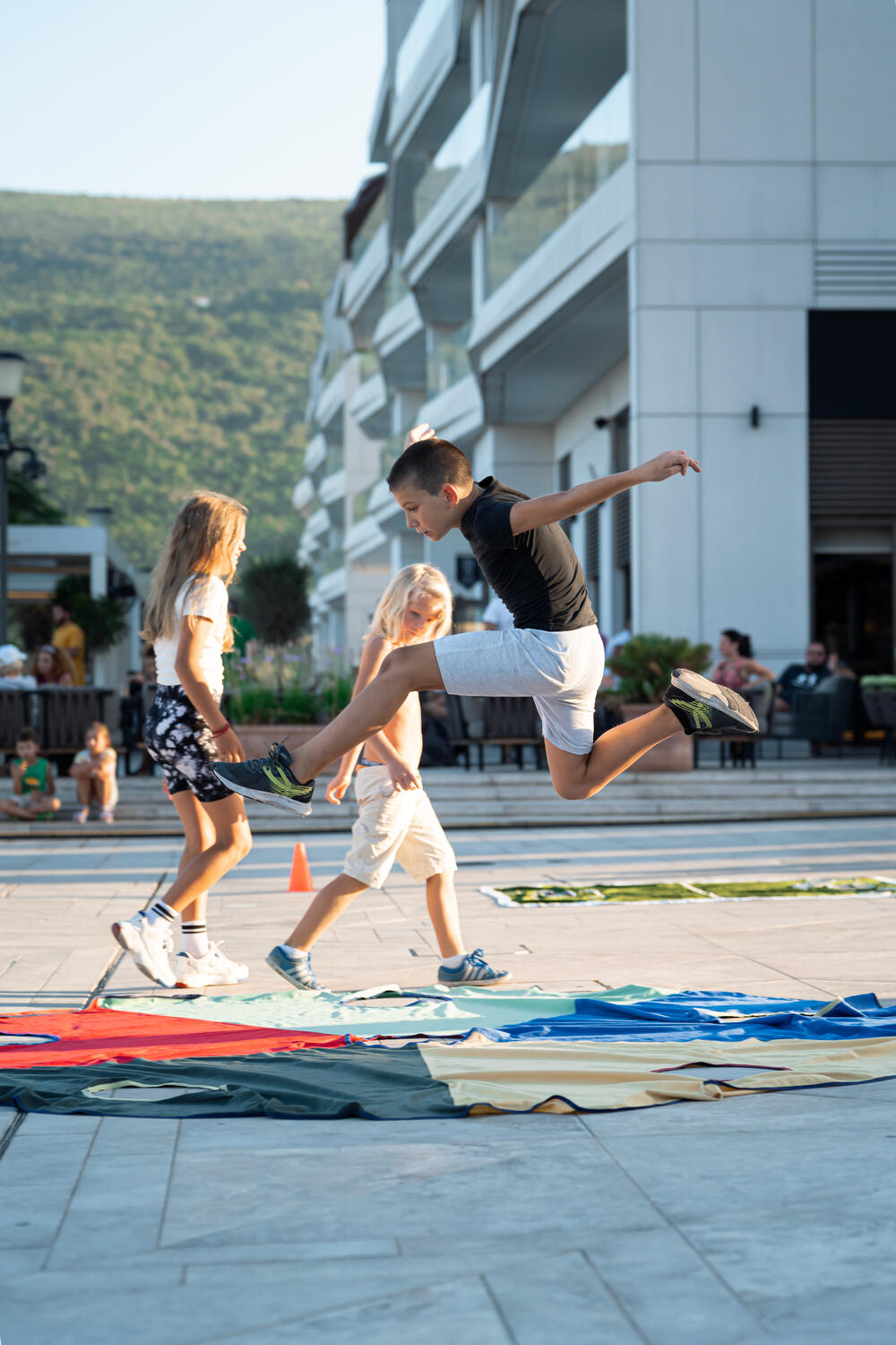 <p>"Sve do sada održane ceremonije svečanog otvaranja bile su vezane za stadione, a u Parizu će biti upriličeno krstarenje Senom i svi olimpijski komiteti imaće priliku da prezentuju svoje države u prisustvu između 500 i 600 hiljada ljudi, koji će uživo pratiti taj događaj"</p>