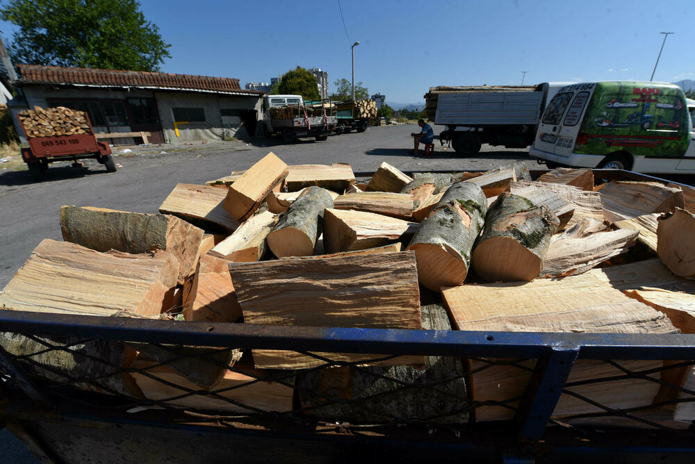 <p>Cijene peleta još nijesu formirane, do juna bila 320 eura po toni. Više od polovine domaćinstava u Podgorici za grijanje koristi drva</p>