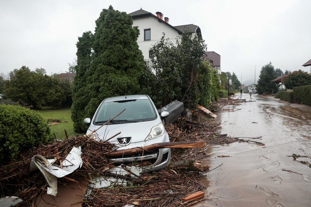 <p>Najmanje troje ljudi stradalo je u nevremenu i katastrofalnim poplavama koje su nakon obilnih kiša zahvatile Sloveniju. U Hrvatskoj crveni i narandžasti meteo alarm za više regija. Zbog jakih kiša u Zagrebu rijeka Sava se izlila iz korita</p>