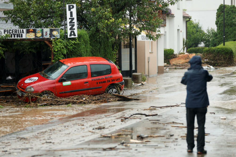 <p>Najmanje troje ljudi stradalo je u nevremenu i katastrofalnim poplavama koje su nakon obilnih kiša zahvatile Sloveniju. U Hrvatskoj crveni i narandžasti meteo alarm za više regija. Zbog jakih kiša u Zagrebu rijeka Sava se izlila iz korita</p>