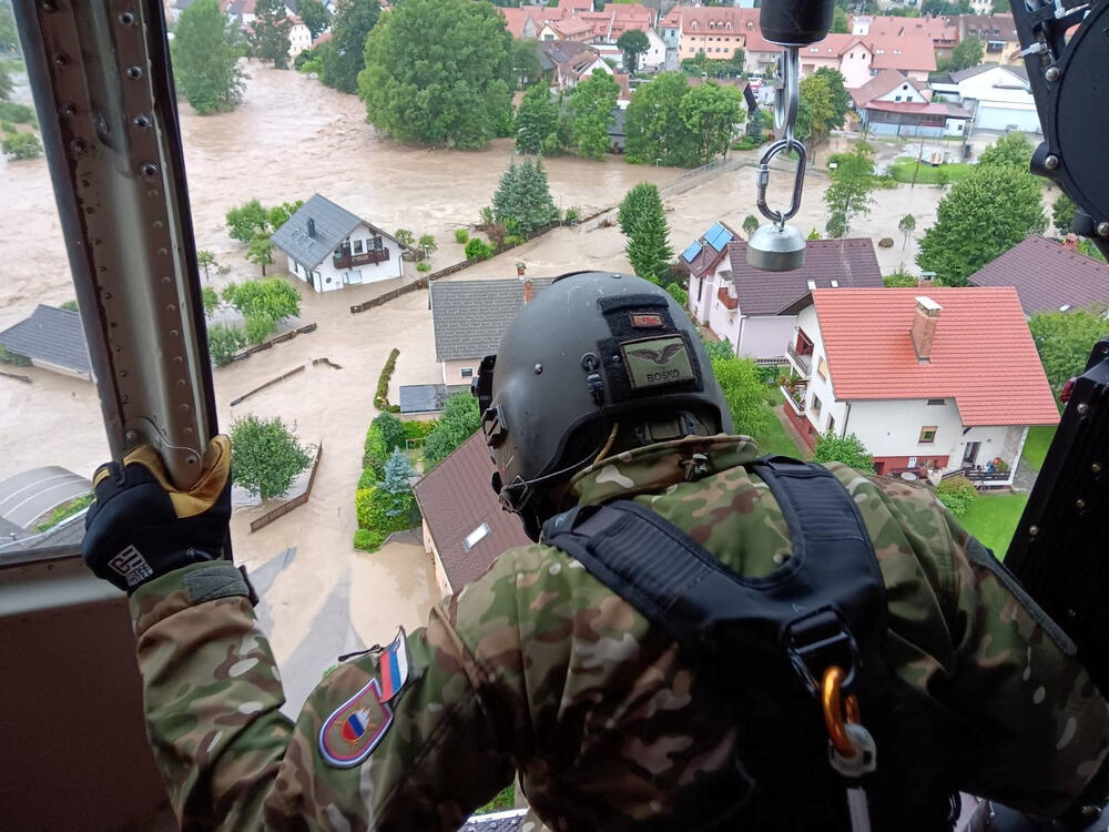 <p>Najmanje troje ljudi stradalo je u nevremenu i katastrofalnim poplavama koje su nakon obilnih kiša zahvatile Sloveniju. U Hrvatskoj crveni i narandžasti meteo alarm za više regija. Zbog jakih kiša u Zagrebu rijeka Sava se izlila iz korita</p>