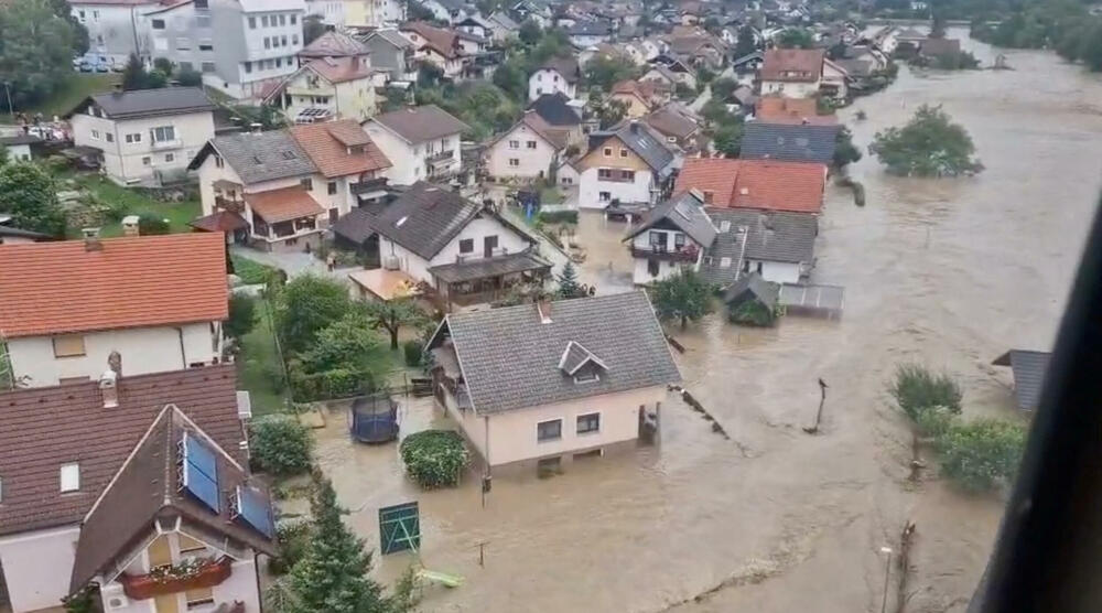 <p>Najmanje troje ljudi stradalo je u nevremenu i katastrofalnim poplavama koje su nakon obilnih kiša zahvatile Sloveniju. U Hrvatskoj crveni i narandžasti meteo alarm za više regija. Zbog jakih kiša u Zagrebu rijeka Sava se izlila iz korita</p>