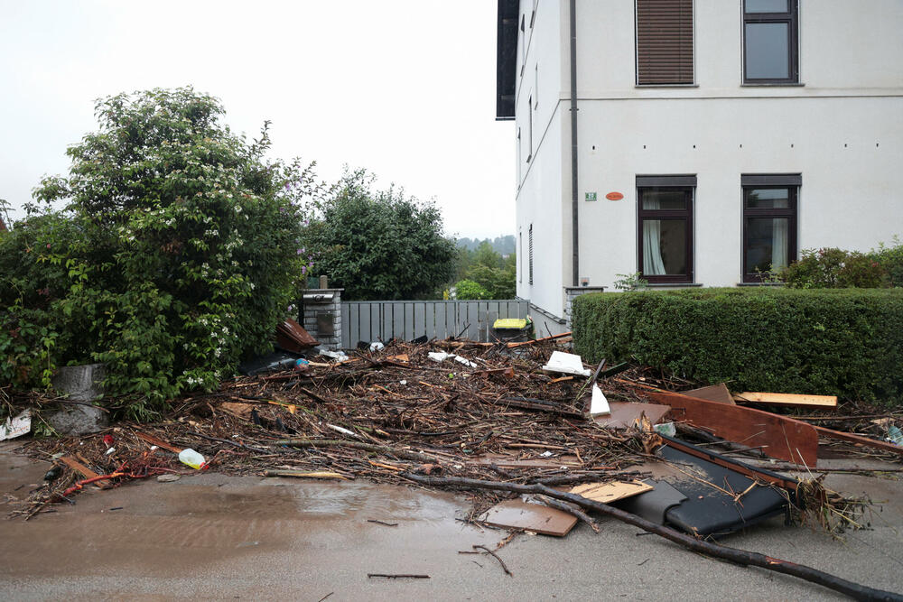 <p>Najmanje troje ljudi stradalo je u nevremenu i katastrofalnim poplavama koje su nakon obilnih kiša zahvatile Sloveniju. U Hrvatskoj crveni i narandžasti meteo alarm za više regija. Zbog jakih kiša u Zagrebu rijeka Sava se izlila iz korita</p>