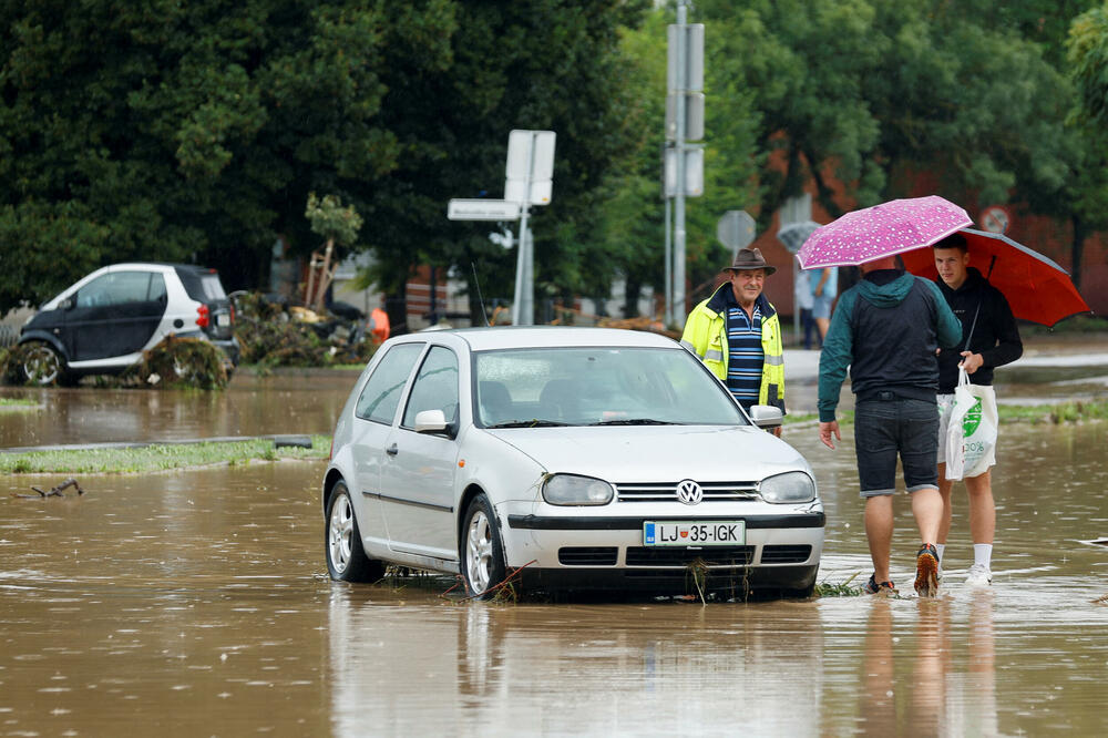 <p>Najmanje troje ljudi stradalo je u nevremenu i katastrofalnim poplavama koje su nakon obilnih kiša zahvatile Sloveniju. U Hrvatskoj crveni i narandžasti meteo alarm za više regija. Zbog jakih kiša u Zagrebu rijeka Sava se izlila iz korita</p>