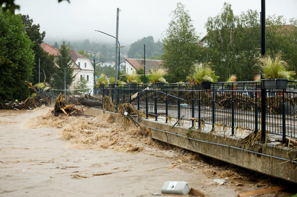 <p>Najmanje troje ljudi stradalo je u nevremenu i katastrofalnim poplavama koje su nakon obilnih kiša zahvatile Sloveniju. U Hrvatskoj crveni i narandžasti meteo alarm za više regija. Zbog jakih kiša u Zagrebu rijeka Sava se izlila iz korita</p>