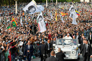 Papa posjetio Fatimu, dočekalo ga 200.000 vjernika (FOTO)
