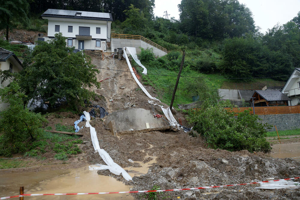 <p>Situacija je ozbiljna duž rijeke Mure. Najviši stepen upozorenja izdat je za Pomursku regiju</p>