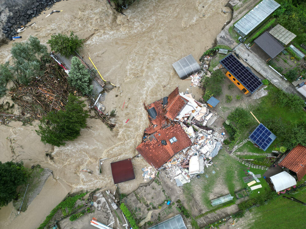 <p>Situacija je ozbiljna duž rijeke Mure. Najviši stepen upozorenja izdat je za Pomursku regiju</p>