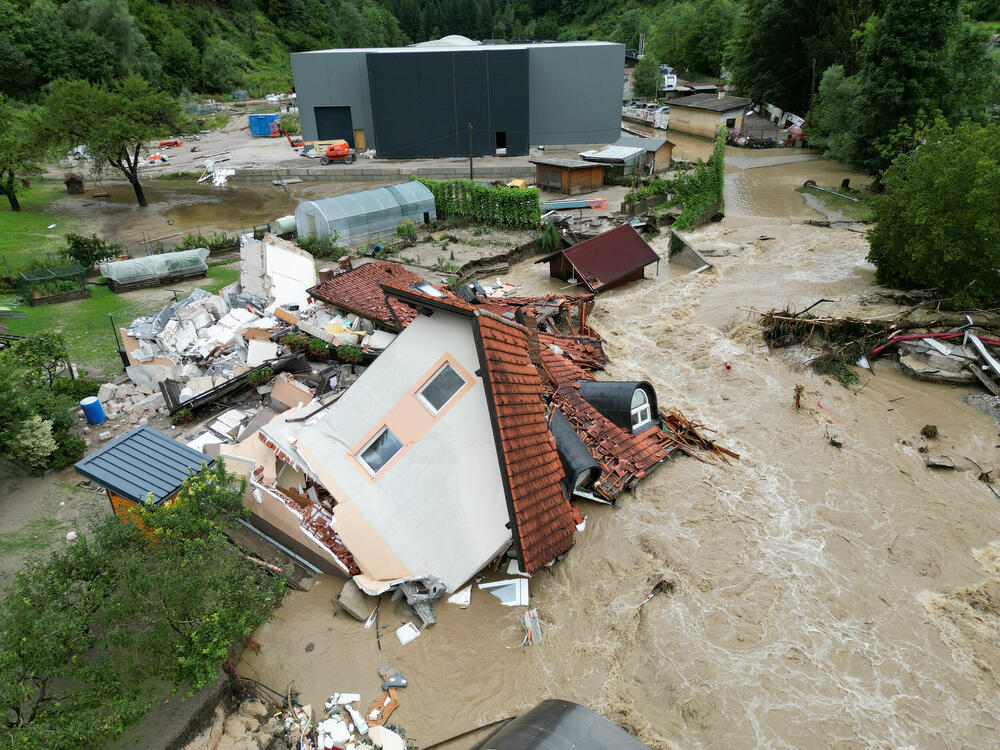 <p>Situacija je ozbiljna duž rijeke Mure. Najviši stepen upozorenja izdat je za Pomursku regiju</p>