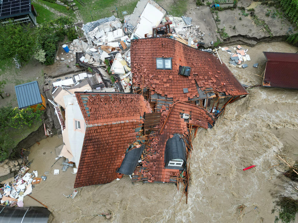 <p>Situacija je ozbiljna duž rijeke Mure. Najviši stepen upozorenja izdat je za Pomursku regiju</p>